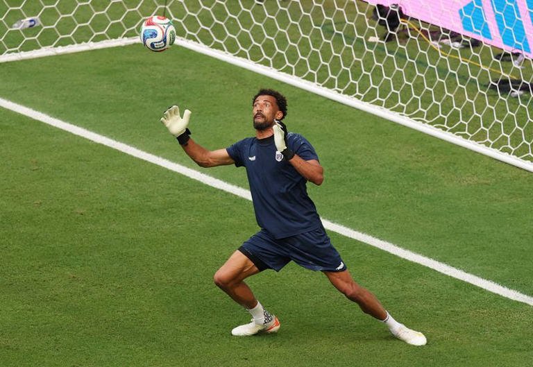 فوزينيا نجم كأس العالم يخوض معركة للاحتفاظ باسمه على قميص ناديه الجديد