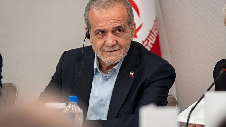 إذا قدّمت استقالتك مرة أخرى سأقبلها.. رجل دين بارز يتحدث عن توترٍ بين خامنئي وبزشكيان