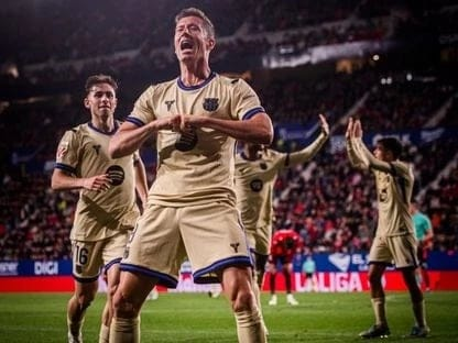 برشلونة يخلّد اسم ليفاندوفسكي ضمن قائمة أساطير النادي