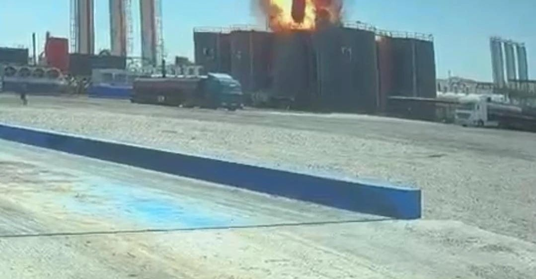الدفاع المدني يسيطر على حريق بمعمل أسفلت في كركوك وينقذ 7 خزانات مجاورة