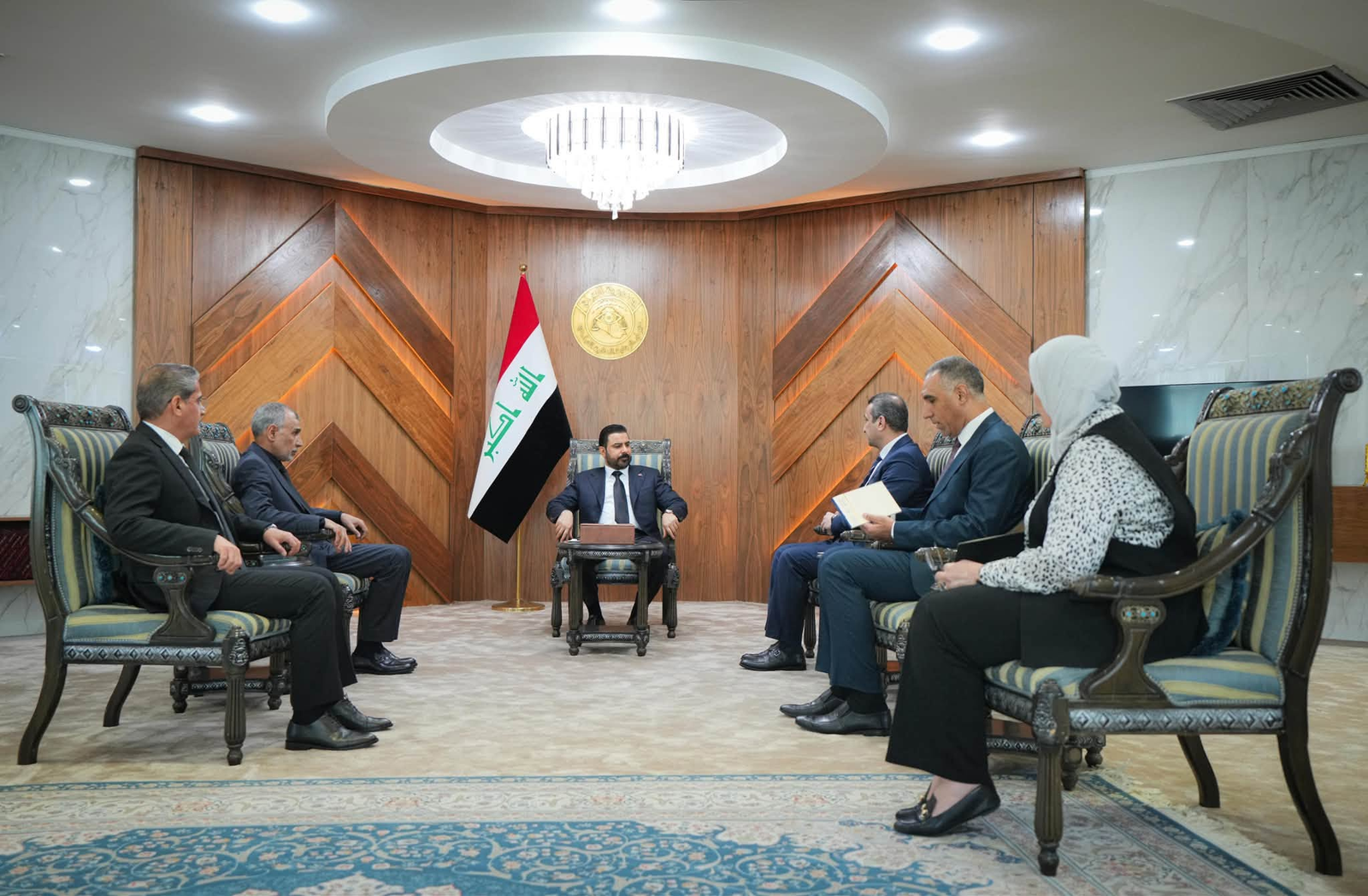 رئيس الوزراء: الحكومة ملتزمة بتقديم الدعم والإسناد لديوان الرقابة وهيئة النزاهة لتمكينهما من أداء مهامهما