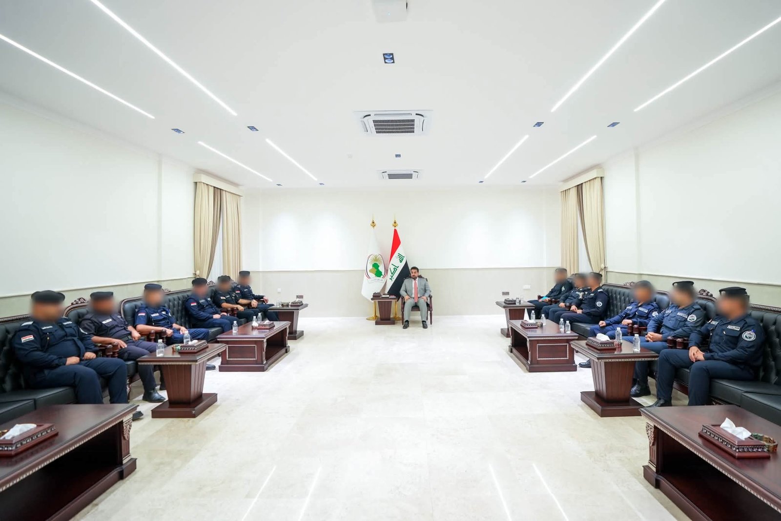 محافظ الأنبار يكرّم ضباطاً ومنتسبين في شرطة الأنبار تقديراً لجهودهم في ضبط طائرات مسيّرة ومعدات معدّة للاستخدام
