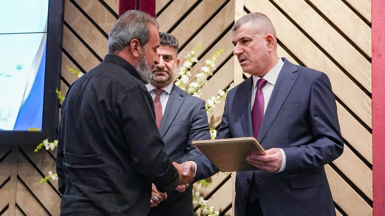 وزير النقل العراقي يوزّع سندات أراضٍ سكنية ويفتتح مبنى إدارياً جديداً للشركة العامة للنقل البري.