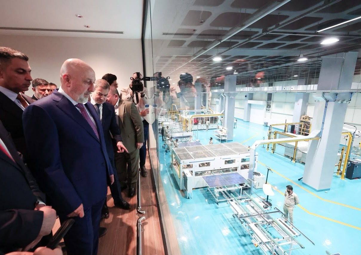 رئيس الجمهورية يزور مصنع النور لإنتاج الطاقة الشمسية ويؤكد أهمية التوسع في مشاريع الطاقة النظيفة