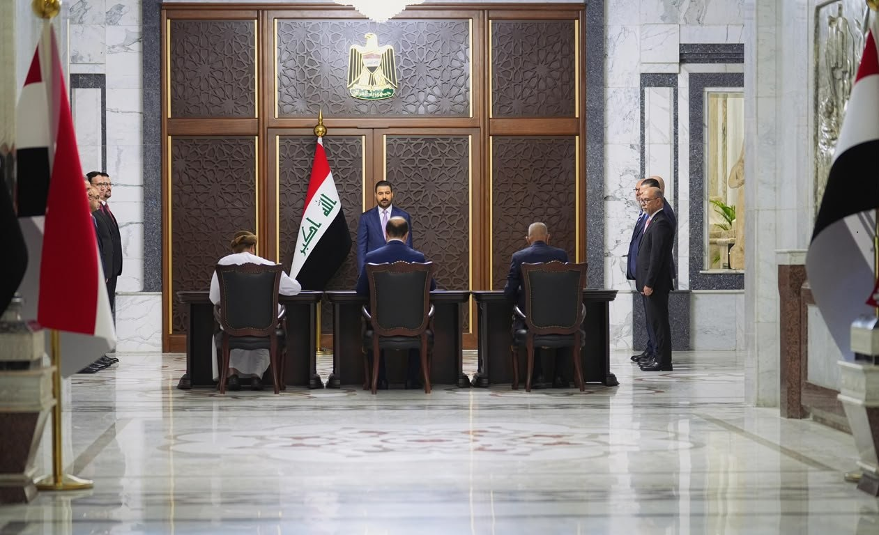 رئيس الوزراء يرعى مراسم توقيع عقد تطوير وتشغيل حقل عجيل النفطي