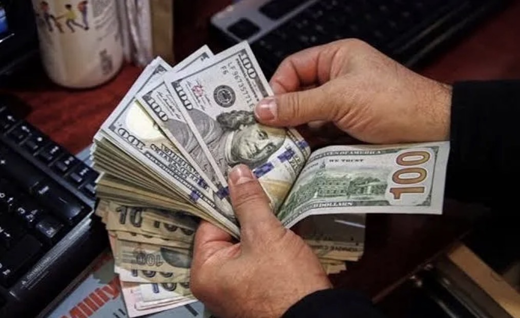 الدولار يحافظ على استقراره عند مستويات مرتفعة في العراق