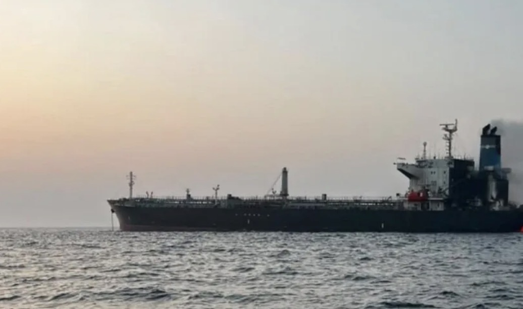 عُمان: إجلاء 23 من طاقم ناقلة نفط بعد استهدافها قبالة مسندم