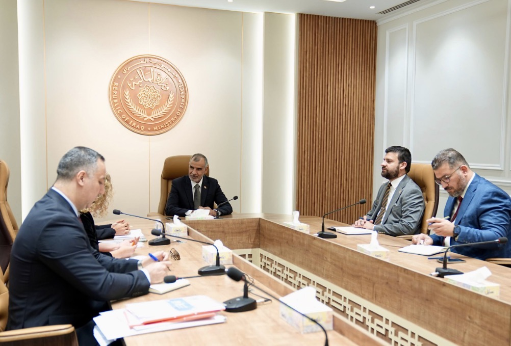المالية تبحث مع البنك الآسيوي تمويل مشاريع البنى التحتية في العراق