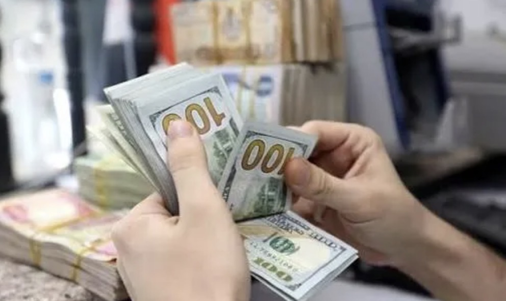 أسعار صرف الدولار ترتفع إلى 157750 ديناراً