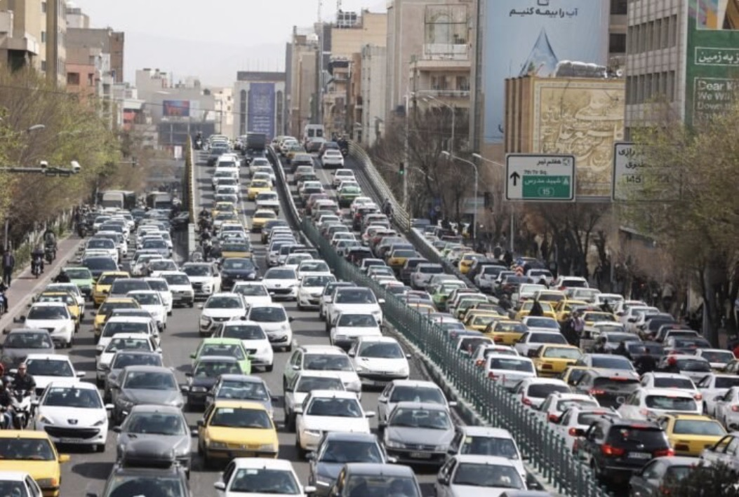 أزمة الطاقة الإيرانية تتفاقم.. نقص البنزين يدفع الحكومة إلى العمل عن بُعد