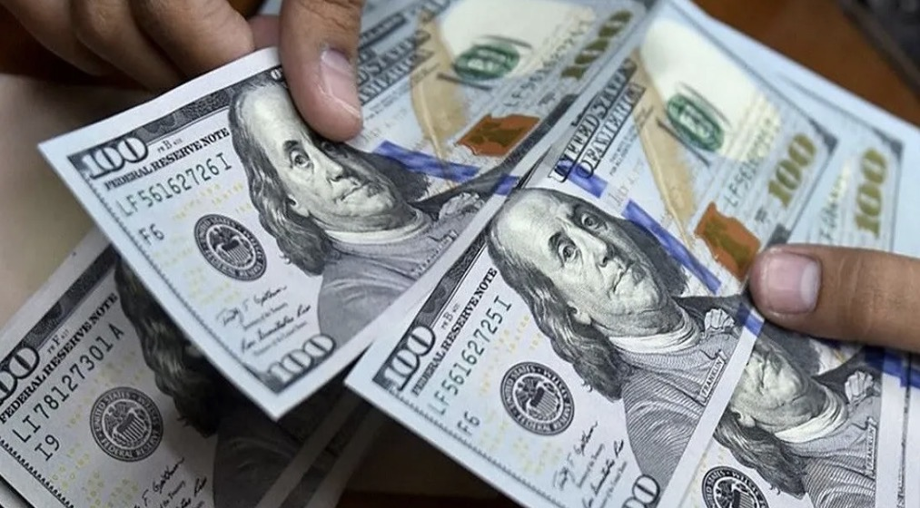 الدولار في العراق ينخفض إلى ما دون 160 ألف دينار