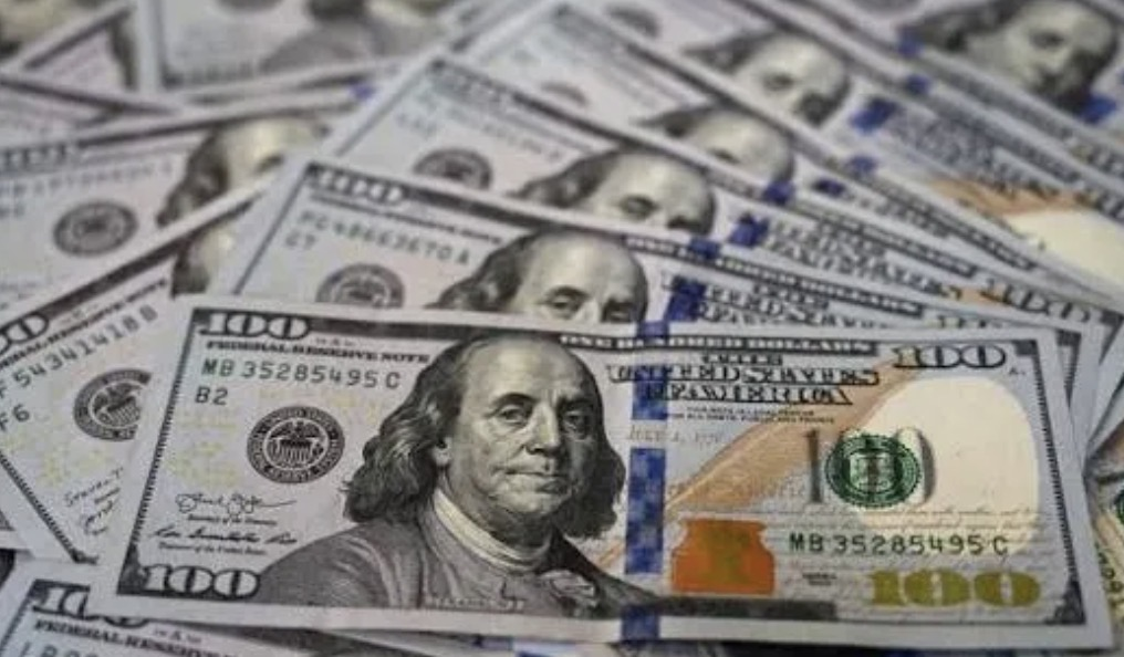 الدولار ينخفض إلى 158500 دينار في العراق