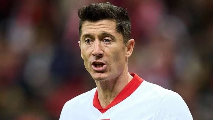 ليفاندوفسكي يشيد بريال مدريد تحت قيادة مورينيو ويتمسك بدعمه لبرشلونة