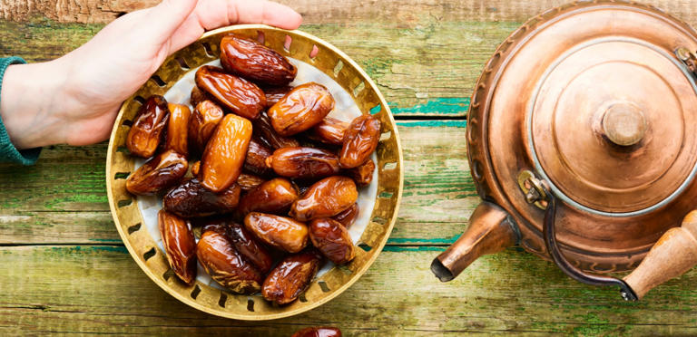 أكل الرطب في المنام.. هل يحمل معه بشائر من الخير؟