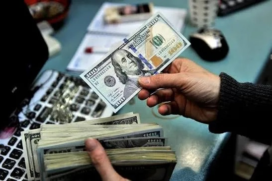 أسعار صرف الدولار تواصل تراجعها في الأسواق المحلية