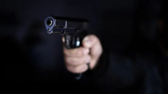 خلاف بين شقيقين ينتهي بمقتل شخص ووفاة آخر بسكتة قلبية واعتقال ثالث
