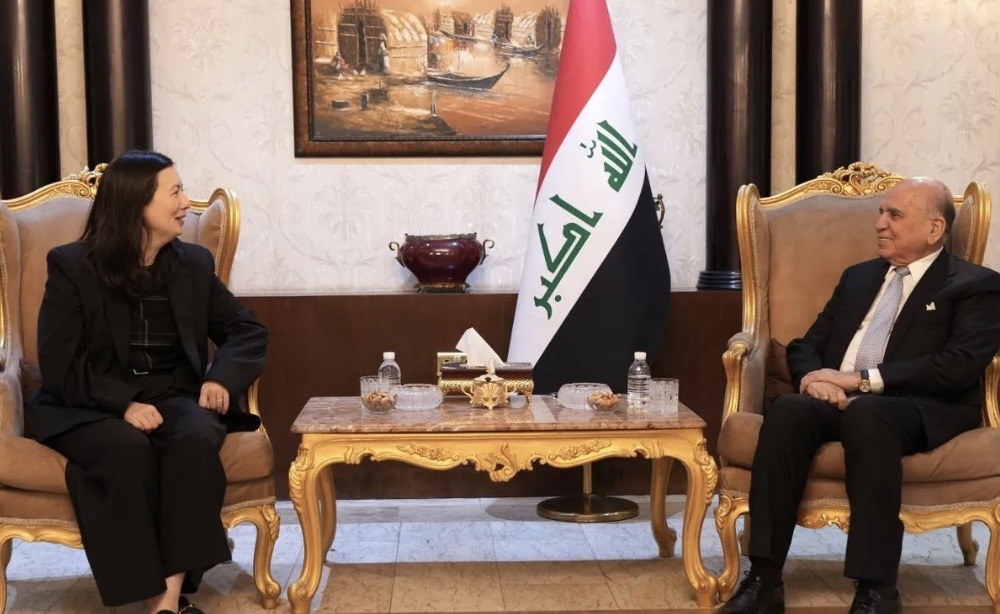 وزير الخارجية يبحث مع مسؤولة المجلس الأطلسي جهود حصر السلاح بيد الدولة