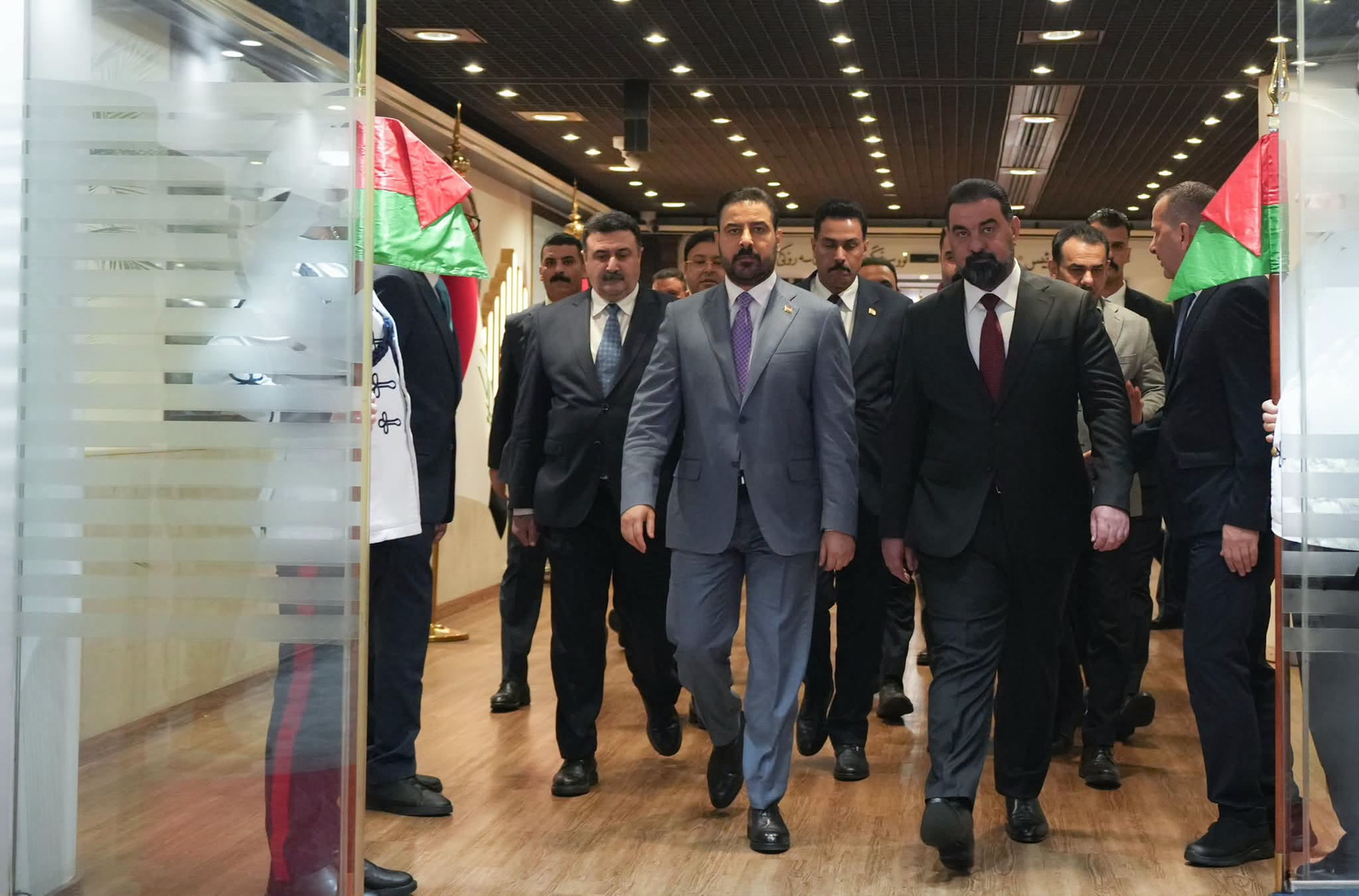 رئيس الوزراء أمام البرلمان: الفارق في سعر الصرف سابقاً كان يستحوذ عليه المضاربون
