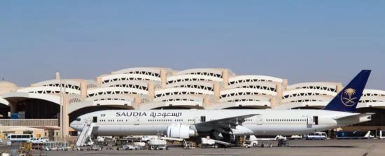 السفارتان الأمريكية والبريطانية في الرياض تدعوان رعاياهما إلى تجنب مطار الملك خالد