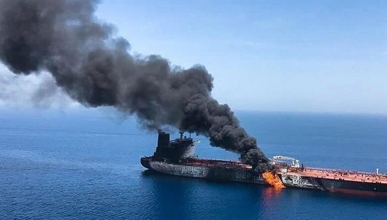 الحرس الثوري الإيراني: انفجار ناقلة نفط عملاقة إثر اصطدامها بلغم في مضيق هرمز