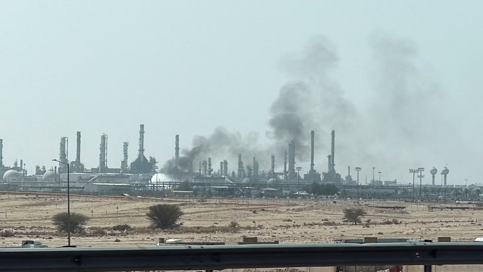 الحوثيون: نفذنا 4 عمليات استهدفت مطار خالد الدولي وأماكن أخرى في السعودية