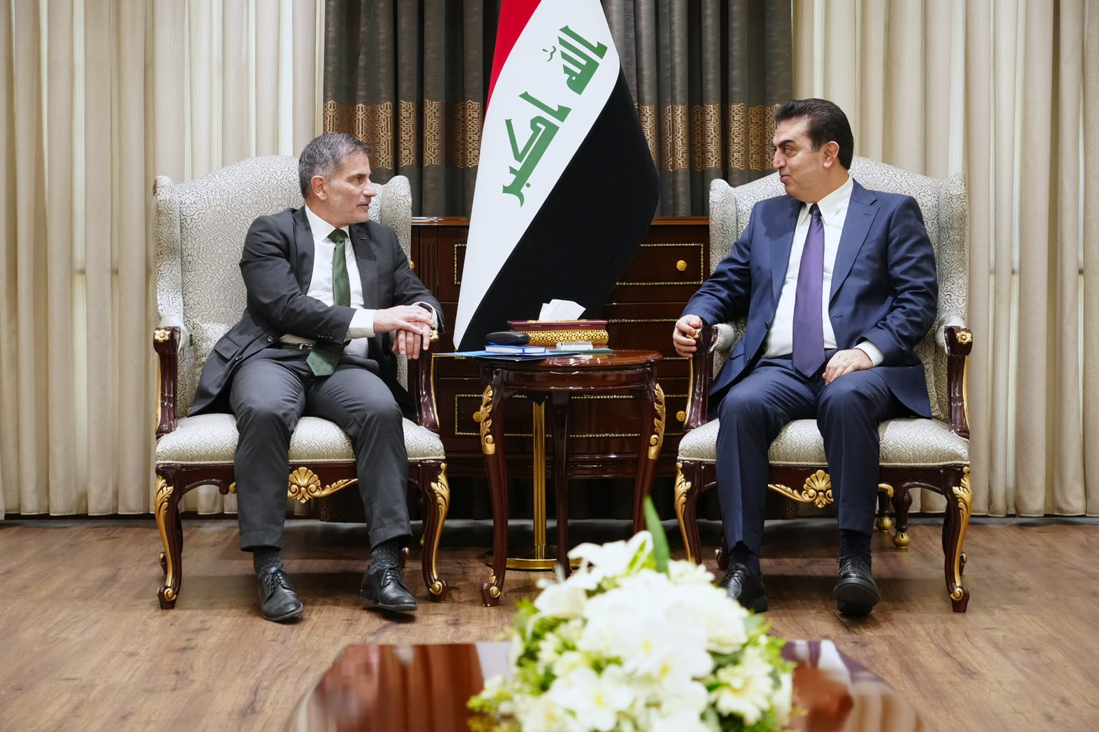 اتروشي يبحث مع سفير بعثة الاتحاد الأوروبي تعزيز التعاون بين المؤسسة التشريعية والبعثات الدبلوماسية