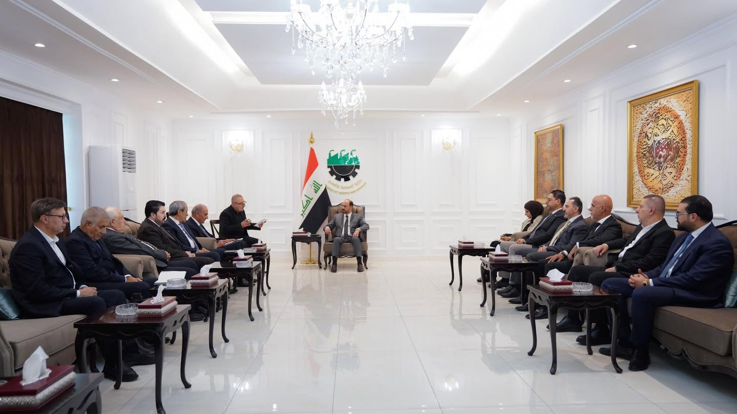 وزير الصناعة يبحث مع وفد مجموعة أركوز وماكرو التركية فرص التعاون الاستثماري