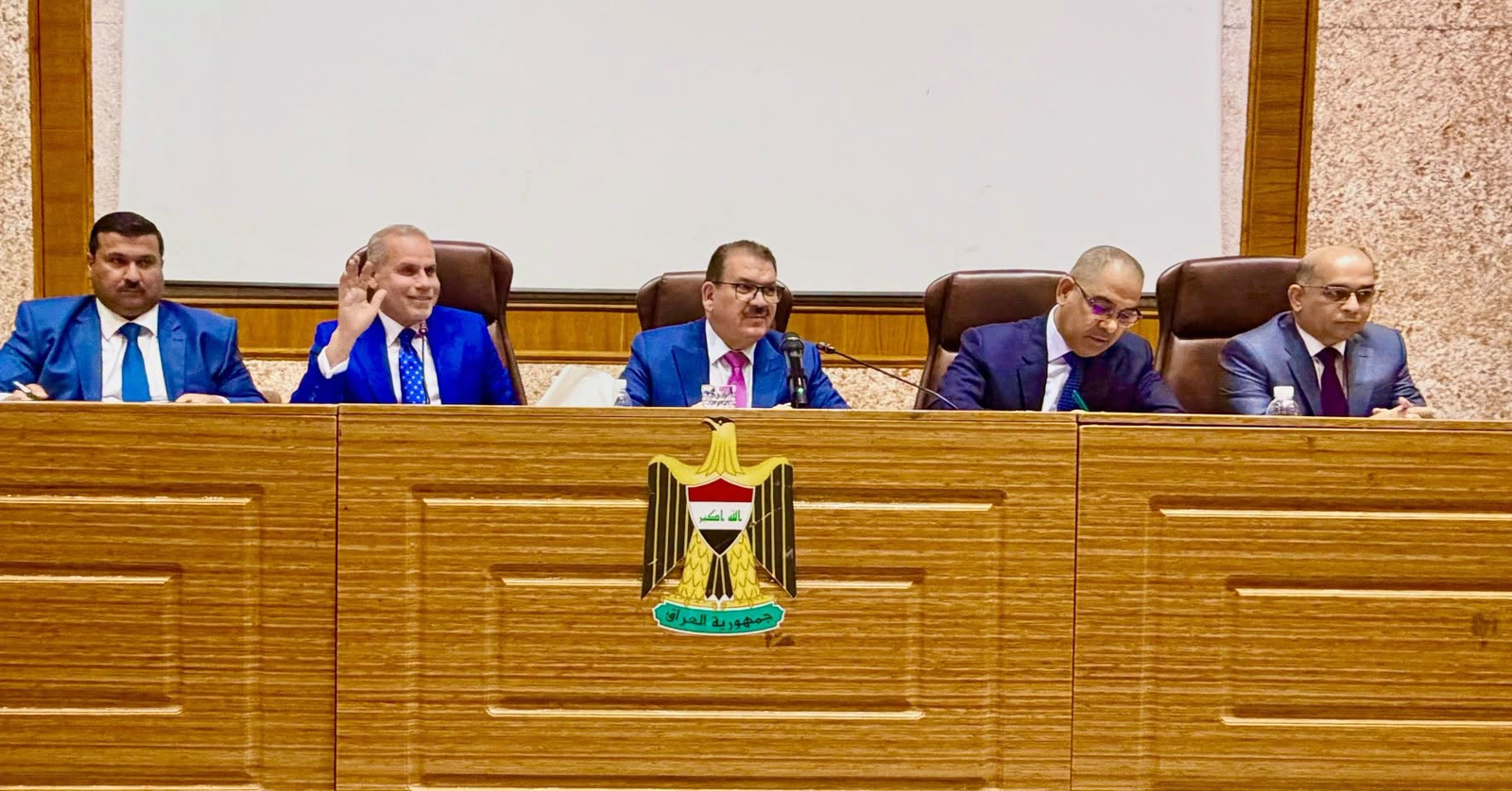 رئيس الوزراء يكلف وزير التربية بإنهاء وجود المدارس الطينية