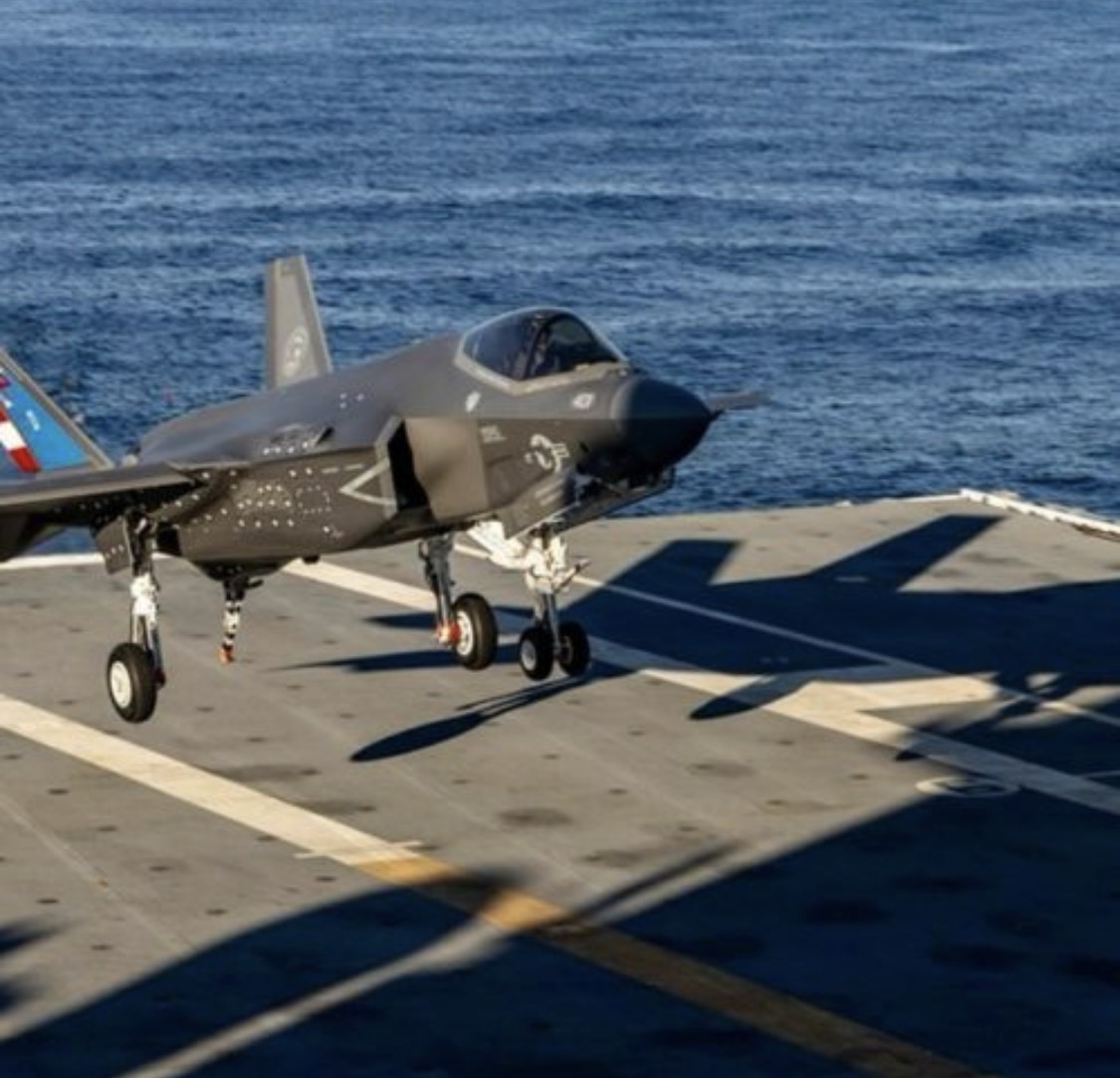 البحرية الأميركية تعلن نجاح أول هبوط لطائرة F-35C على حاملة طائرات