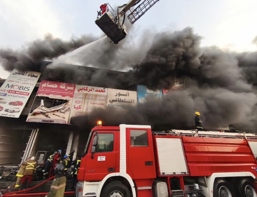 الدفاع المدني: إخماد حريق داخل بناية تجارية في منطقة الطالبية دون تسجيل إصابات بشرية