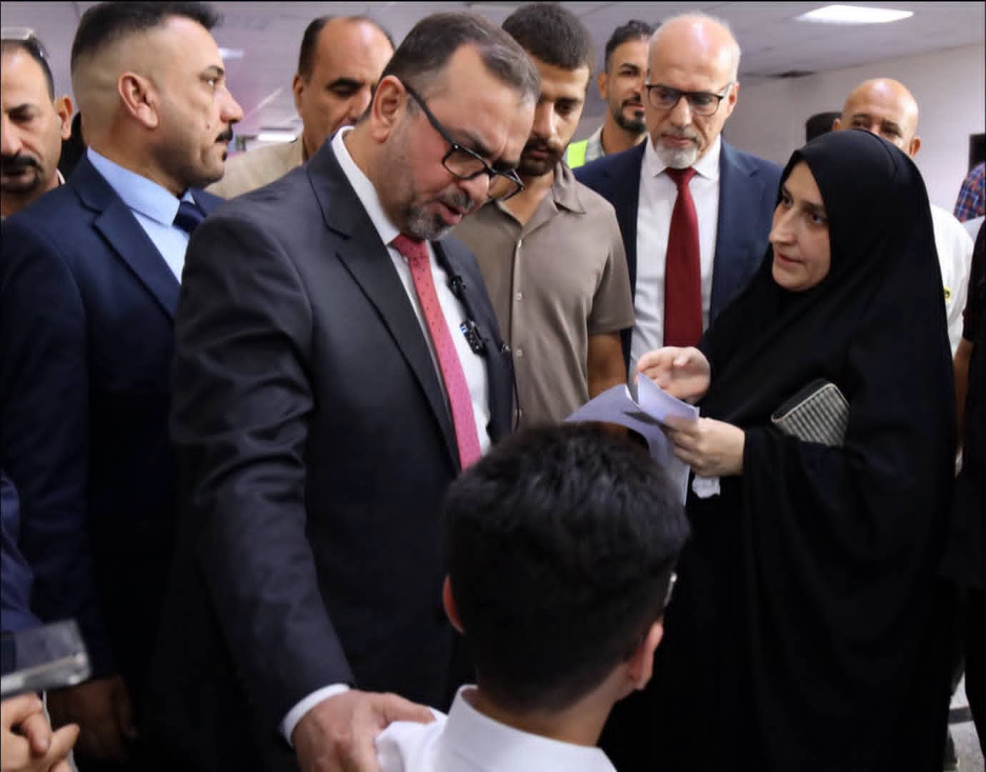 خلال زيارة مفاجئة لواقع الخدمات الصحية بمستشفى الزهراء التعليمي في واسط.. وزير الصحة يوجه بقبول طلب إعفاء مدير المستشفى
