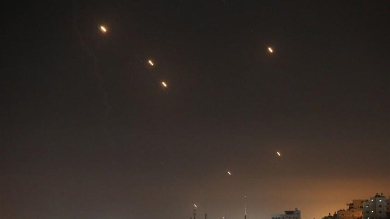 سقوط شظايا في مكة والمدينة جراء اعتراض صاروخين باليستيين