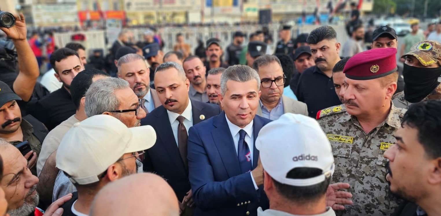 رئيس الوزراء يرسل وفدا إلى ساحة التحرير لاستلام مطالب المتظاهرين